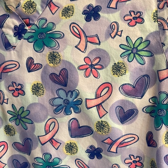 Scrub top in an extra small. It’s a beautiful Vee Beck with 2 front pockets. - Picture 2 of 2